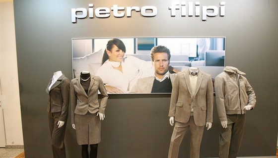 Obchod Pietro Filipi s béžovým dámským a pánským kostýmem